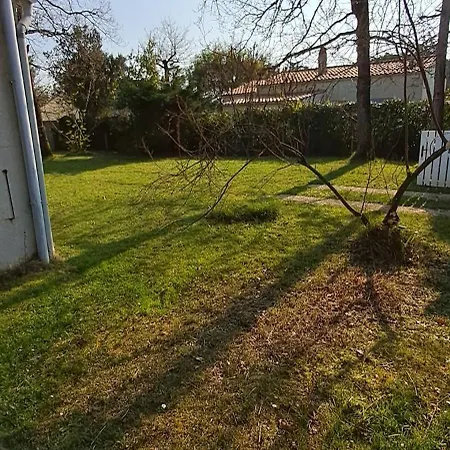 Maison A 8 Min A Pied De La Avec Jardin Clos Et Ombrage بيت للعطل *
