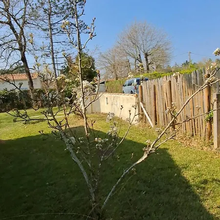 Maison A 8 Min A Pied De La Avec Jardin Clos Et Ombrage سا جورج دوليه