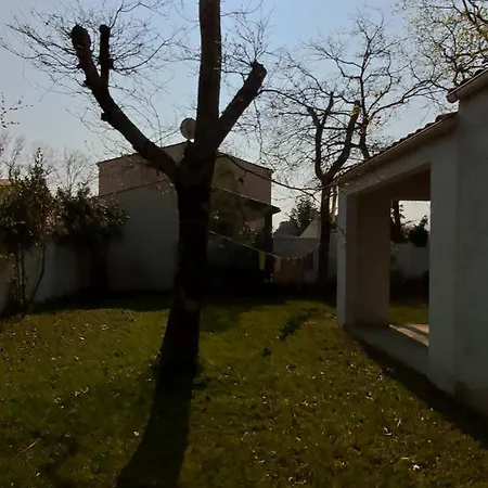 Maison A 8 Min A Pied De La Avec Jardin Clos Et Ombrage بيت للعطل سا جورج دوليه