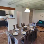 Maison A 8 Min A Pied De La Avec Jardin Clos Et Ombrage *
