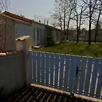 Maison A 8 Min A Pied De La Avec Jardin Clos Et Ombrage